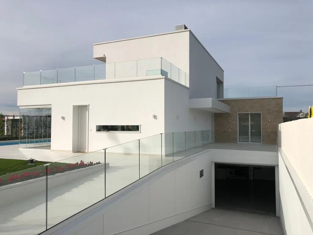 Barandilla de vidrio a lo largo del acceso y la terraza de un chalet en Vizcaya